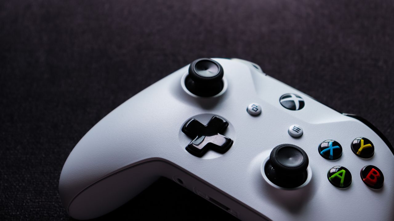 Xbox Series S w 2026 roku. Czy najtańsza konsola Microsoftu przez cały czas ma sens w erze grania w chmurze?